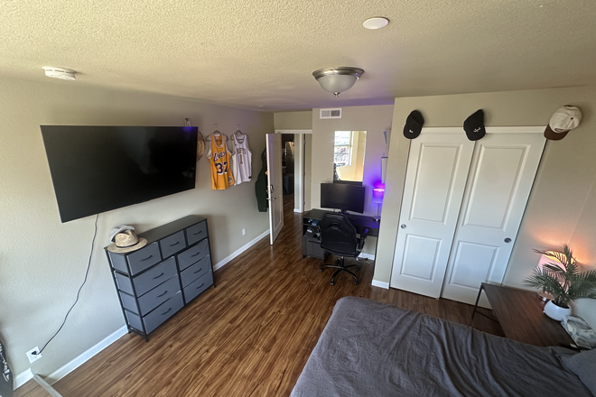 bedroom - Prime Location on Hill, Maple House