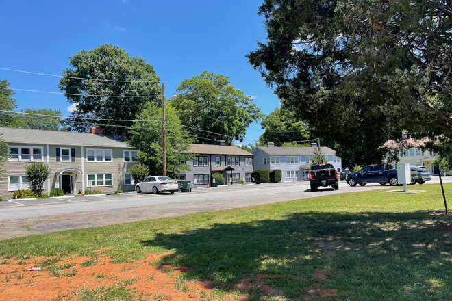 Front of building - 2 Bedroom Apartment Near Marietta Square and KSU Marietta and Life University