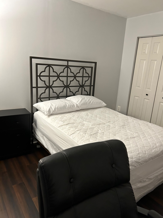 Bedroom for rent - Room for Rent with Shared Bathroom Townhome