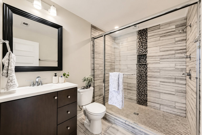 second bathroom - 2 Rental Units in Townhouse (Master bedroom/master bathroom + second bedroom/private bathroom)