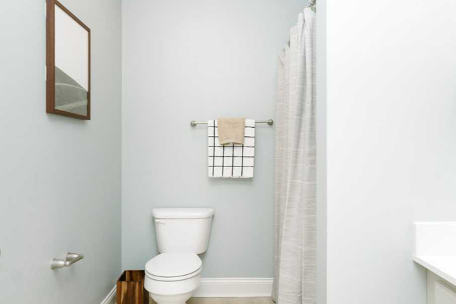 bathroom - The Flats at The Pier