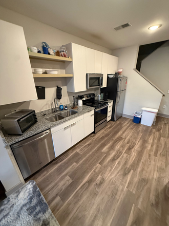 Kitchen - Union Chapel Hill Apartment Sublet