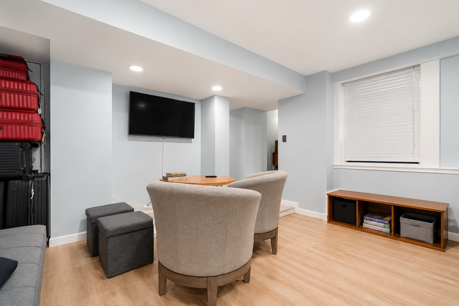 Living area - Renovated 1 Bed / 1 Bath | In-Unit Laundry | Walk to Harvard Square Apartments