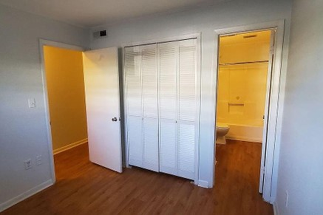 Available Bedroom - 40 Bee Street Flats