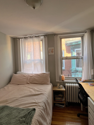 Living Space - 3 BEDROOM - HANOVER STREET, NORTH END APARTMENT! AVAILABLE!