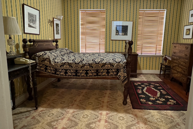 furnished bedroom next to with sitting room with closets - Roommate sought for Mount Vernon Townhouse, a few blocks from Peabody and Hopkins shuttle