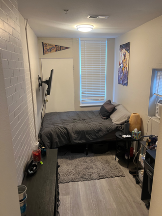 Bedroom - One room spring sublet in a large house on the hill