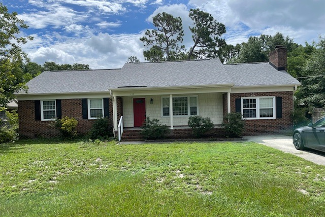 Front of house - Updated 4 bdrm 3 bath house right next to UNCW for a short walk to school