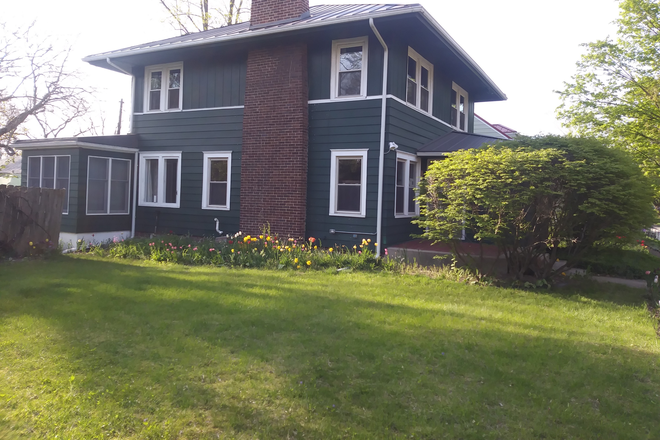 Street view - 4 bedroom home, 0.7 miles to ND, furnished, available for 2025-26 academic year