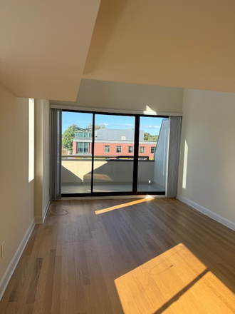 Living room with Balcony - 1BR apt-Witherspoon St-Princeton