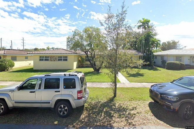 Front of duplex - Male Roommate for 3/2 Duplex Walking Distance to UMiami main campus Rental