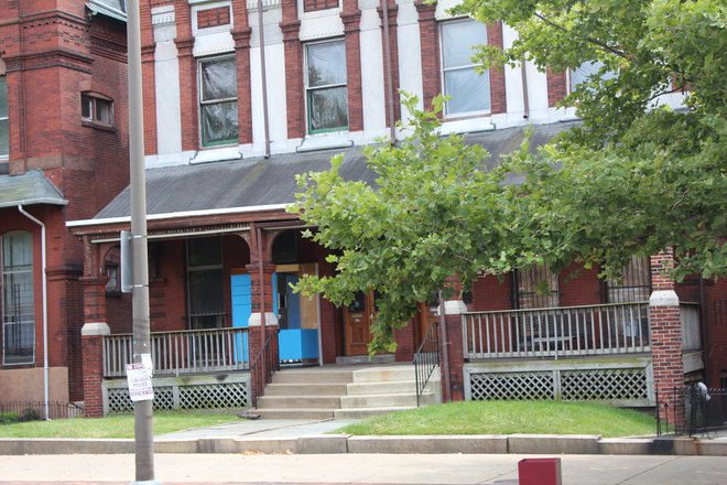 Outside - Charming furnished studio available now Apartments