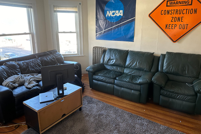 LR - 8 Beds 2 Baths Next to Campus Off Street Parking House