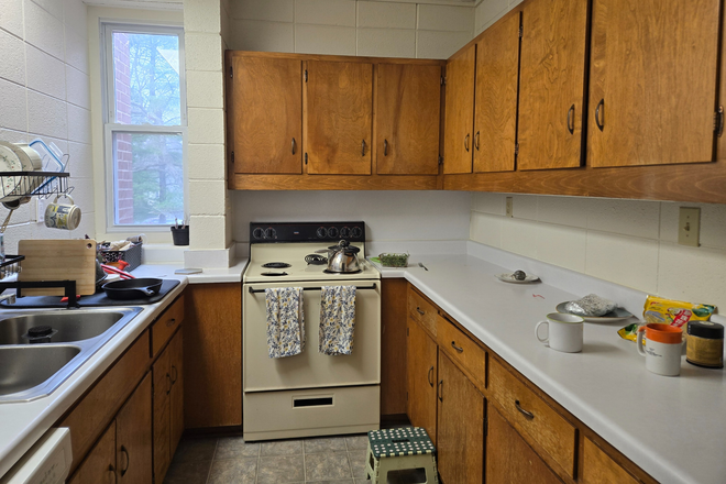 Kitchen with large counters - 900 Brightwood Manor Dr