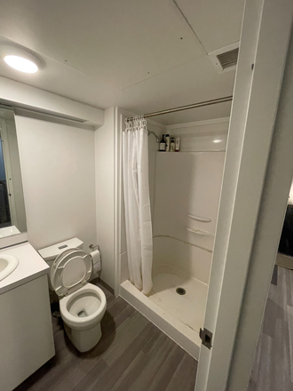 bathroom - 1 furnished bedroom in 4 bed 2 bath townhouse, kitchen and utiilities incl