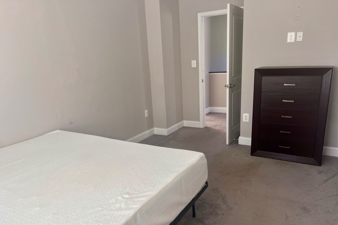 Bedroom 1 - Bedroom w/en-suite bathroom in modern shared house close to UMD campus