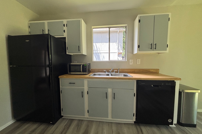 Kitchen with refrigerator microwave and dishwasher - Shared housing 0.8 miles to KSU (utilities included) House