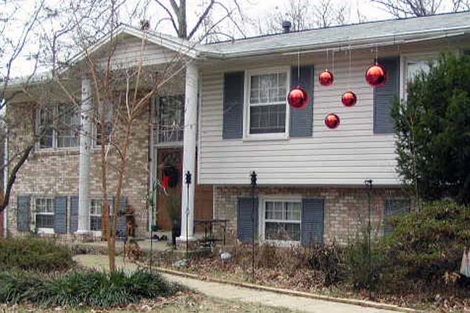 front of house/student entrance backyard - Country View Community/Sideburn Rd. Fairfax -  200 yards from Campus. Safe. Private Entrance House