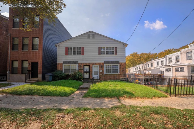 In the front of house - 4-Bed 3-Bath Student House Close to Jefferson University East Falls campus and DUCOM