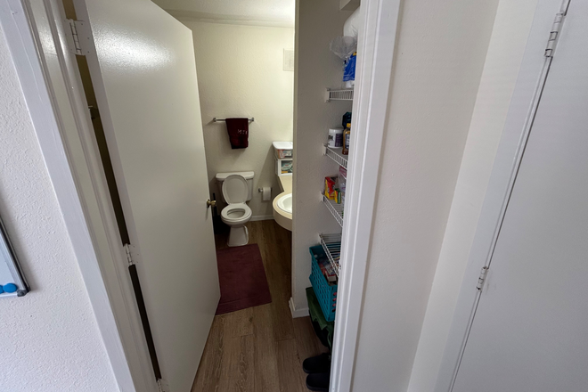 Bathroom - The London, private room in 4x4