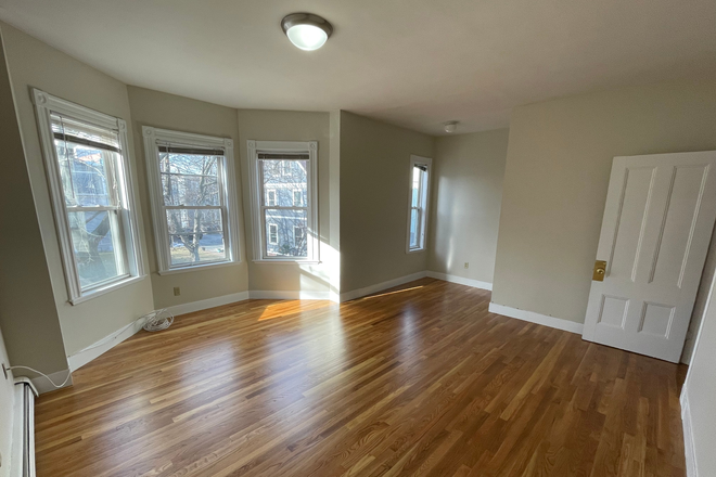 LIVING - LOCATION! 2 BED CLOSE TO CAMPUS!