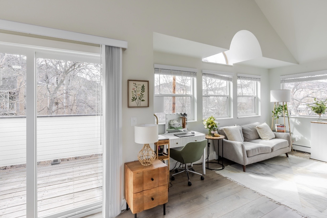 Living Room - MULTIPLE 1,3, AND 4 BEDROOM UNITS/ACCOMMODATION ON THE HILL AVAILABLE FOR FALL PRELEASING!