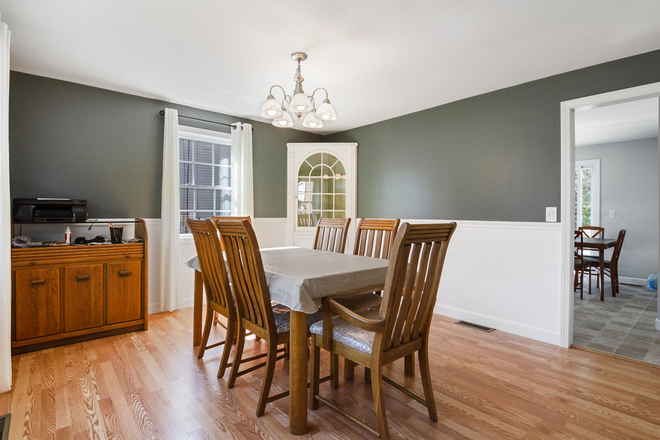 Dining Room - Charming Cape -3 bed 2 bathrooms AVAILABLE 2026-2027 TERM! House