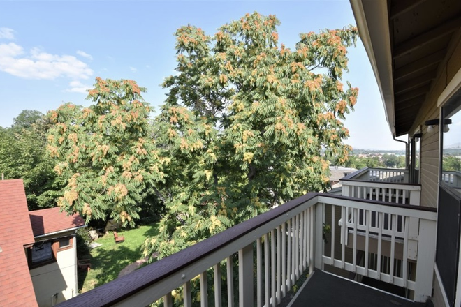 Balcony - 2 BDRM SPRING SUBLEASE -- 1125 Grandview Ave Apt 10 (RENT NEGOTIABLE)