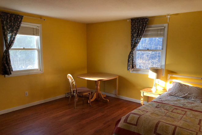 Bedroom - Mostly private apartment in family home