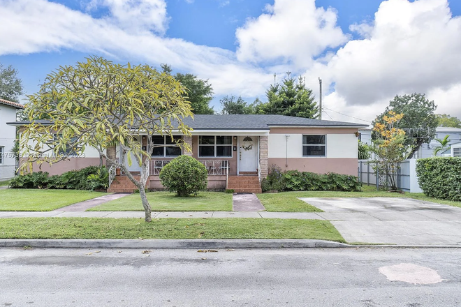 Frontyard and parking spaces - Roommate wanted in Coconut Grove near Metro: Master BR in 3BR house w/ front & backyard, parking.