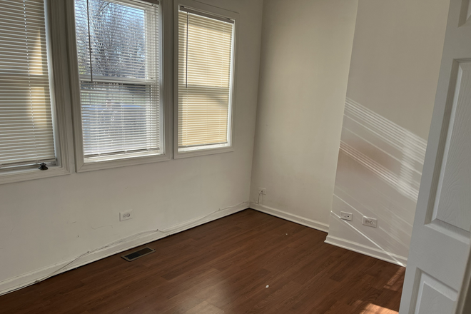 Bedroom 1 - 3-Bed/1-Bath Apartment just 2 blocks from BSB & Library