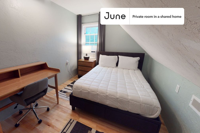  - Private bedroom in 7 bed/2.5 bath Home