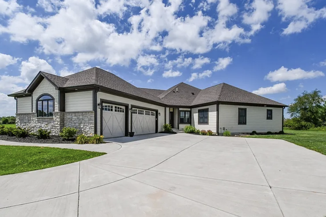 driveway entrance - Empty-Nester Large Home for Grad Students (furnished, lots of amenities)