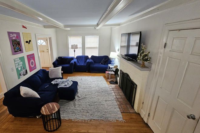 living room - 6 BED/ 3 BATH AVAILABLE 2026 House