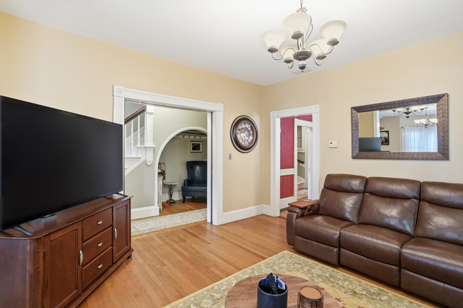 Living room - Premium 5BR/3BA Steps from Brown University
