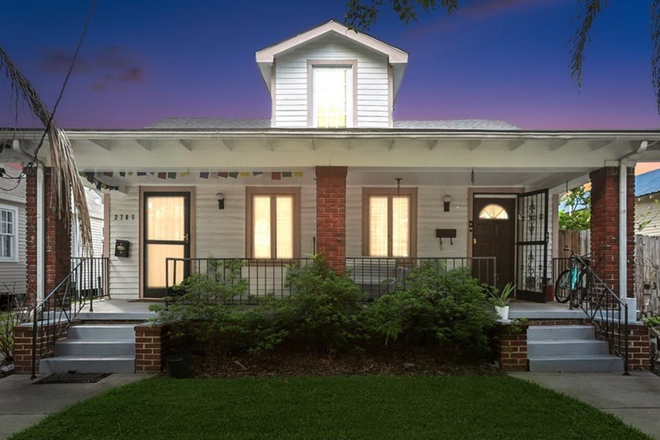 Front of the house - porch swing - Spacious Loft Bedroom w/ Central AC & Shared Bath - 2703 Palmer Ave (Largest Room in House)