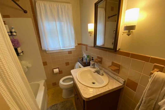 Bathroom - Single family home, 4 bed, 1 bath, 5 min walk to north campus.