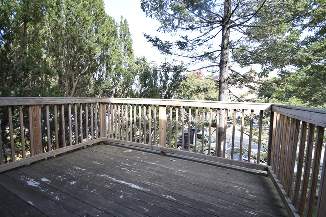 ... - GORGEOUS 4 BED WITH DECK, DECORATIVE FIREPLACE, EAT IN KITCHEN Condo