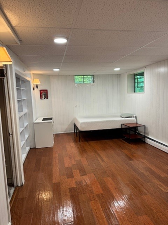 Private bedroom - Large Bedroom and Bathroom walkable to campus-- furniture available to borrow