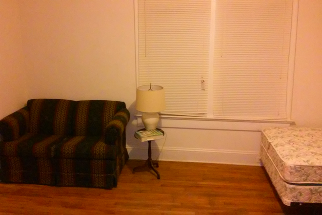 Large Room - Convenient Student Housing