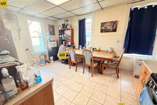 Call NOW for showings! 617-236-8600 - MARKET ST - LRG BRIGHTON CTR 3BR/1BA AVAIL *9/1/2025* W/ EIK, DW, 3 PRKNG INC, LOFT, LNDRY IN BLDNG!