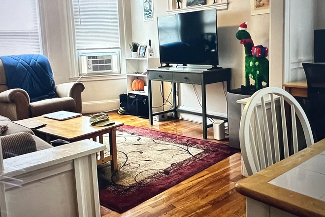 . - Sunny and bright three-bedroom property in desirable Somerville Apartments