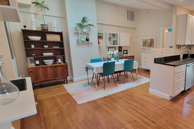 High ceiling dining room - Flexible dates, Charming 1-2 bed condo near universities, transport, grocery, and dining