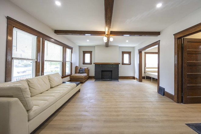 Living Room - 1496 East 107th Street Cleveland, OH 44106 House