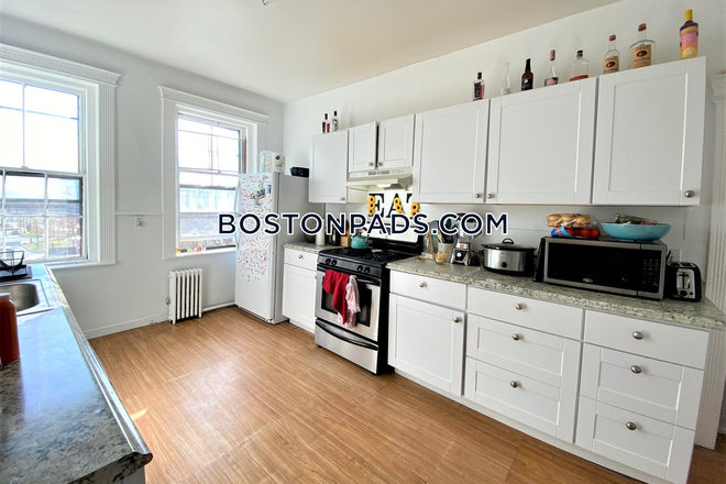 Kitchen - Bright 5 Bed 2 Bath Apartment on Park Dr. in Fenway!