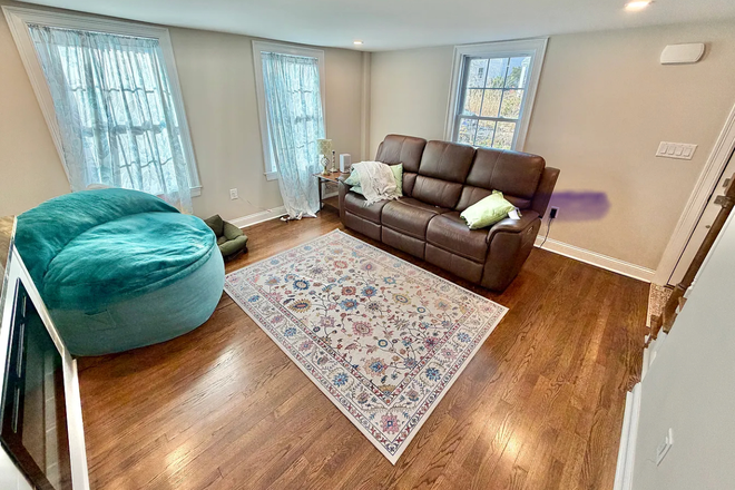 Living room - Cozy 2 BR Cottage Available Furnished/Unfurnished House