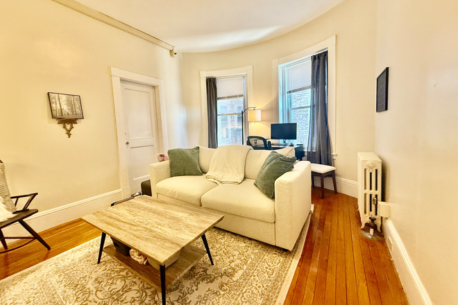 living room - Spacious Coolidge Corner 1 bed with parking - no fee! For 5/1 Apartments