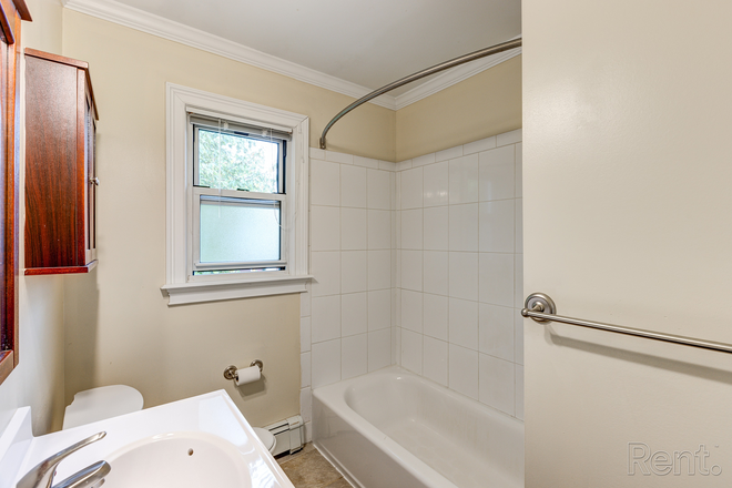 Bathroom - 1BR apt-Franklin Ave-Princeton