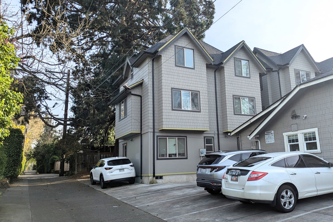 1924 University Aly - Townhouse 1 Block from Campus