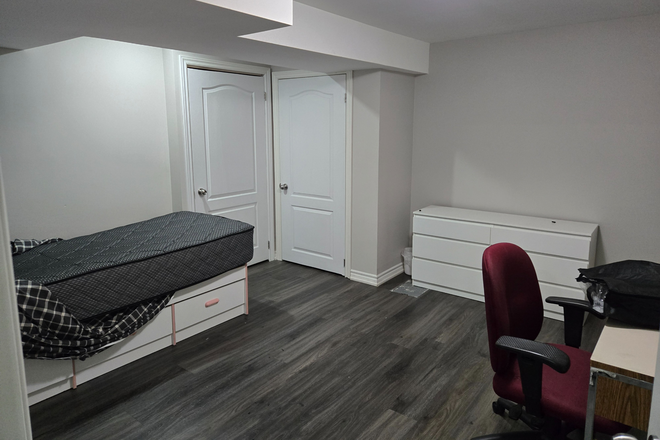 Room - Furnished bedroom for rent, separate washroom, 5 min walk to UTSC, utilities included Apartments